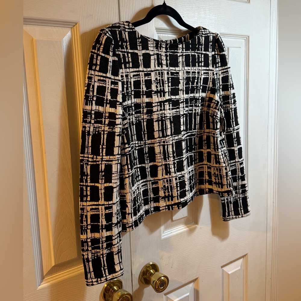 Stylish Black and White Women's Blouse - Picture 2 of 6